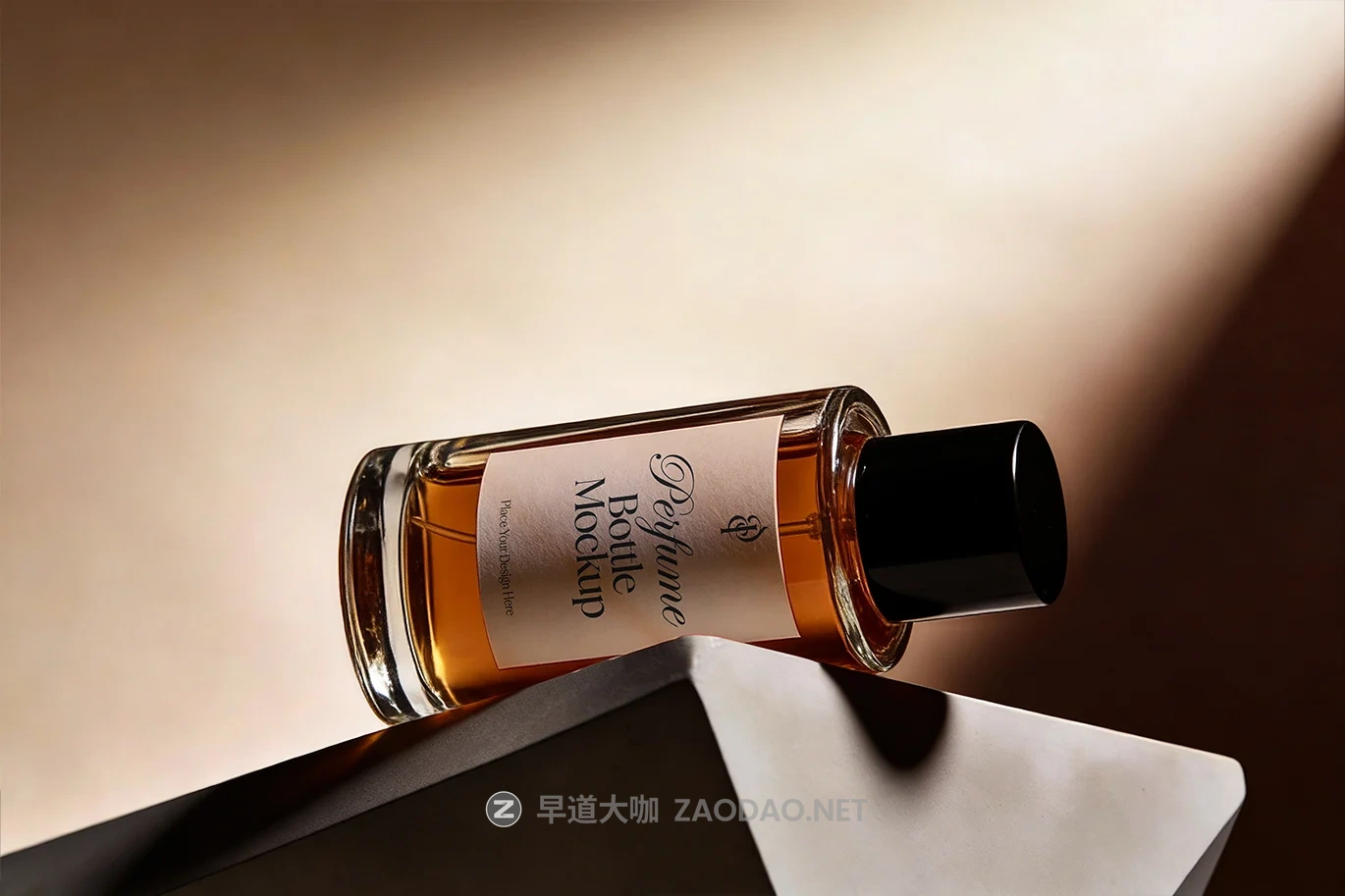 3款逼真奢华化妆品精油香水瓶玻璃瓶贴纸设计ps展示效果图样机模板 Perfume Bottle Mockup插图1 3款逼真奢华化妆品精油香水瓶玻璃瓶贴纸设计ps展示效果图样机模板 Perfume Bottle Mockup插图1